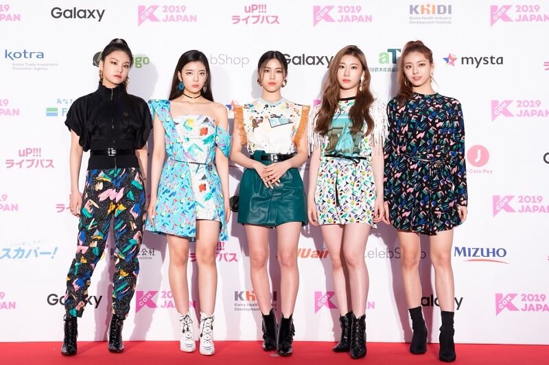 Ídolos de Kpop brilham na Red Carpet da KCON 2019 Japan itzy