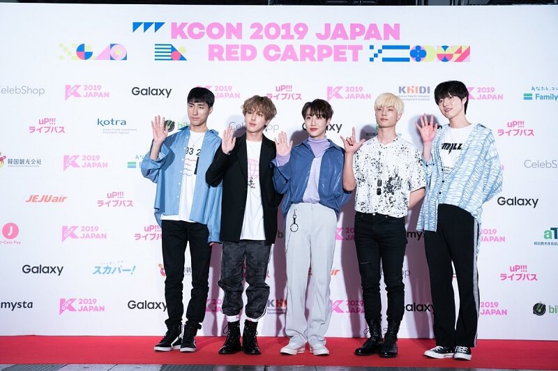 Ídolos de Kpop brilham na Red Carpet da KCON 2019 Japan onewe