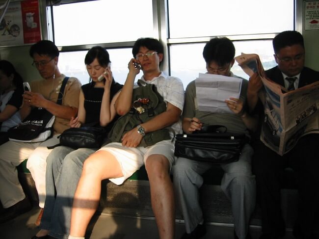15 coisas a Não fazer nos Comboios no Japão - Pesquisa falar ao telemovel