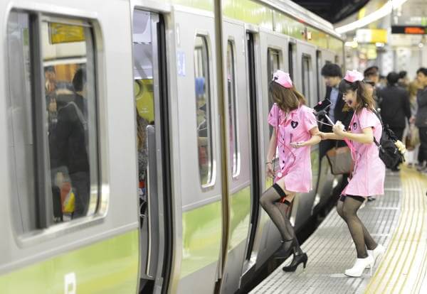 15 coisas a Não fazer nos Comboios no Japão - Pesquisa enfermeiras cosplay japao