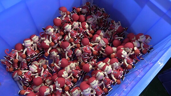 Apreendidos 1 Milhão de Figuras e Brinquedos Falsos na China 2
