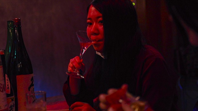 Erika Miura bebendo sozinha no Bar Hitori