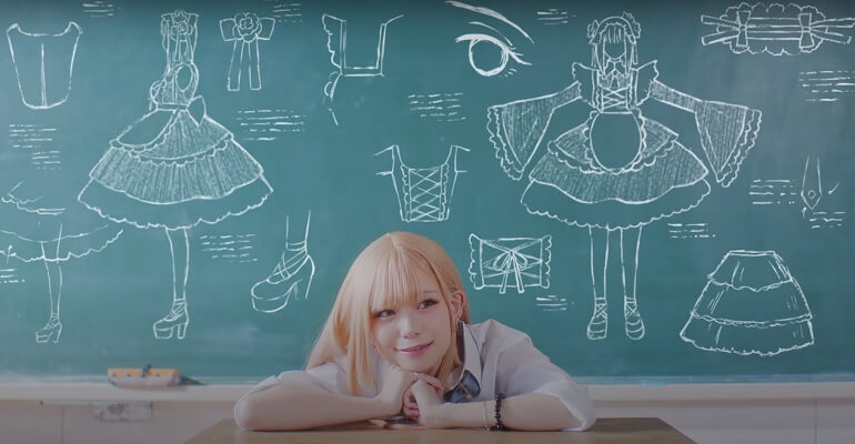 Sono Bisque Doll wa Koi wo Suru - Akari Akase faz Cosplay Perfeito em MV do Ending