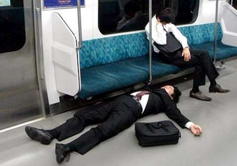 15 coisas a Não fazer nos Comboios no Japão - Pesquisa bebado