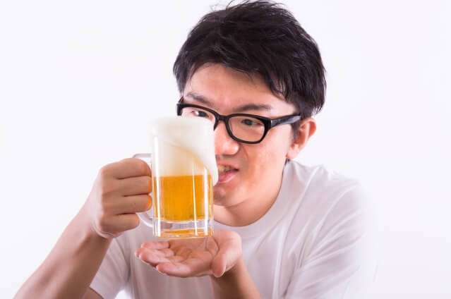 15 coisas a Não fazer nos Comboios no Japão - Pesquisa beber cerveja