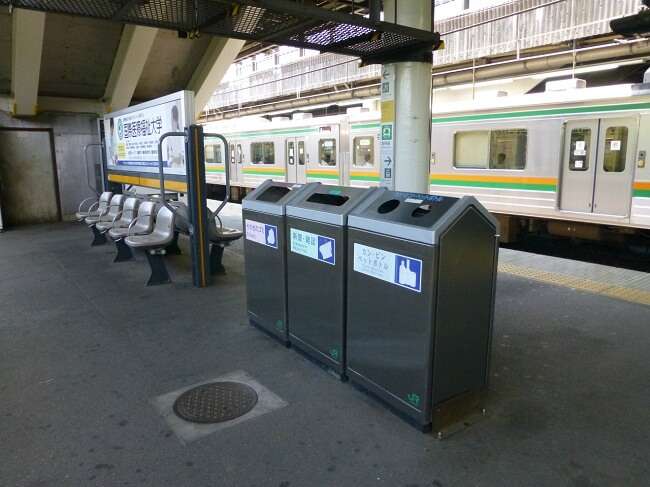 15 coisas a Não fazer nos Comboios no Japão - Pesquisa lixo