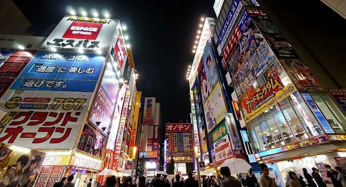 Fãs revelam Anime Favorito em Akihabara | Vídeo