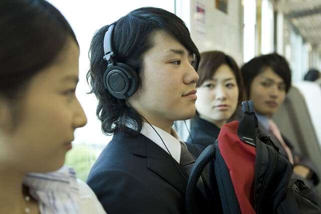 15 coisas a Não fazer nos Comboios no Japão - Pesquisa ouvir musica alto