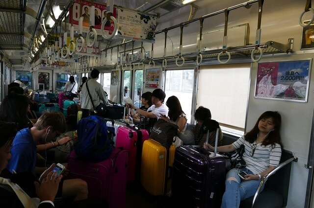 15 coisas a Não fazer nos Comboios no Japão - Pesquisa bagagem comboio