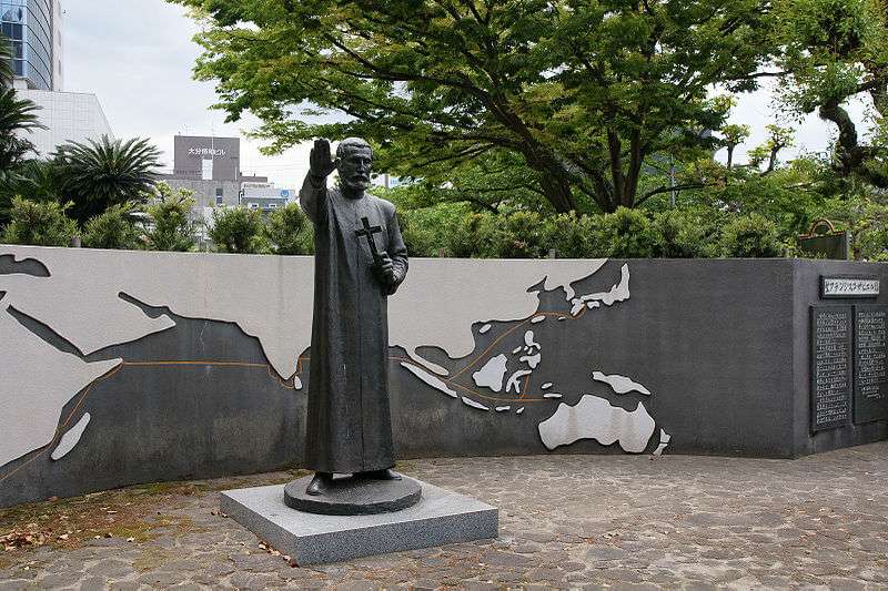 Estátua dedicada a S. Francisco Xavier em Oita (Kyuushuu). Por detrás vê-se parte de um mural alusivo ao trajecto dos portugueses até à sua chegada ao Japão.